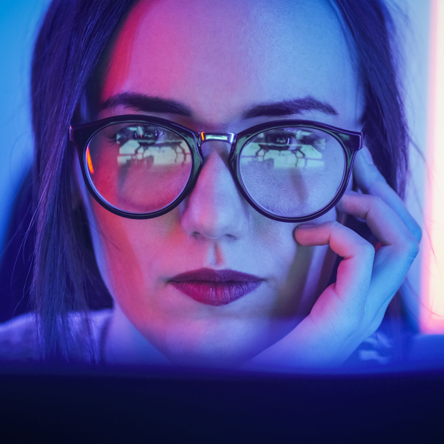 Femme face à un écran d'ordinateur