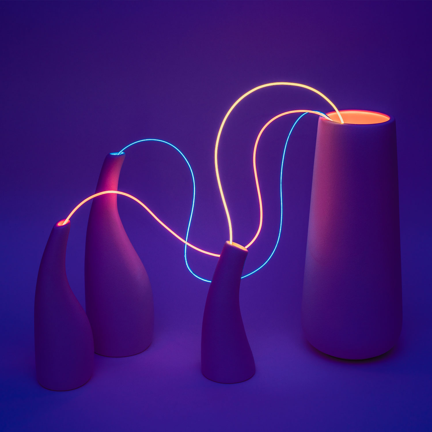Photo artistique 3D de 4 vases relié par des néons de couleurs