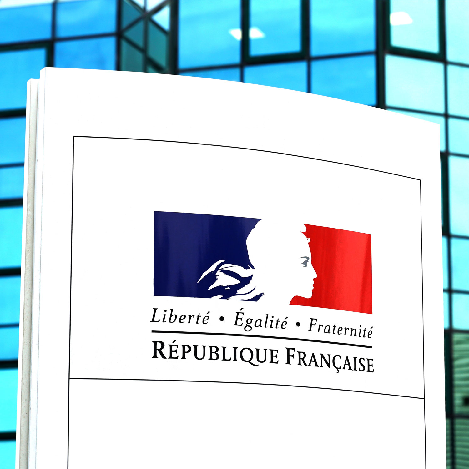Enseigne de la république Française face à un bâtiment publique