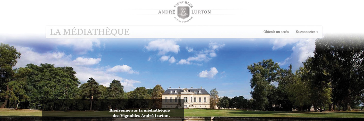 Capture d'écran de la médiathèque du Vignoble André Lurton. Sur la page d'accueil, il y a une photo d'un château entouré d'herbes et d'arbres. Il s'agit du domaine du viticulteur André Lurton